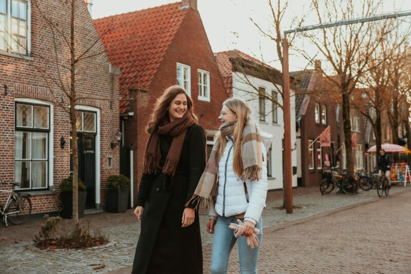 twee-vrouwen-wandelen-dorpsstraat-vlieland.