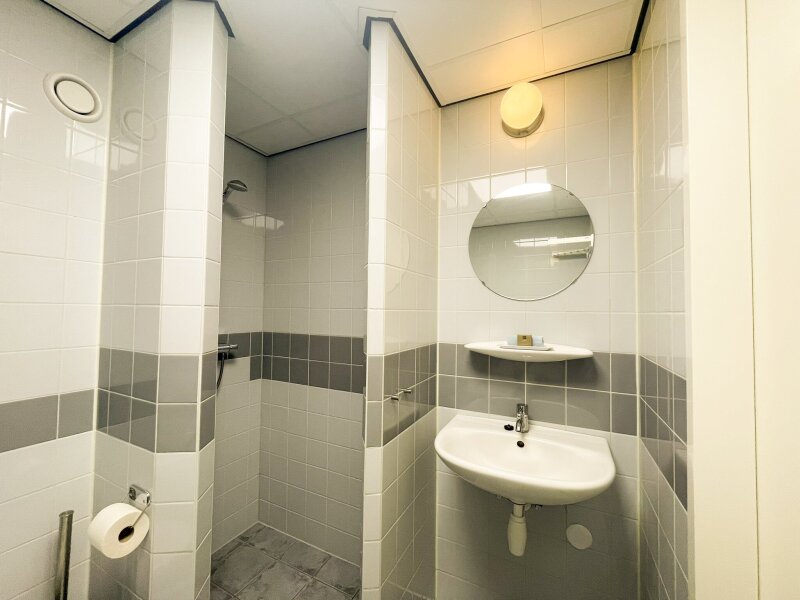 Badkamer met aparte douche in een kamer van Donia Huys op Vlieland.